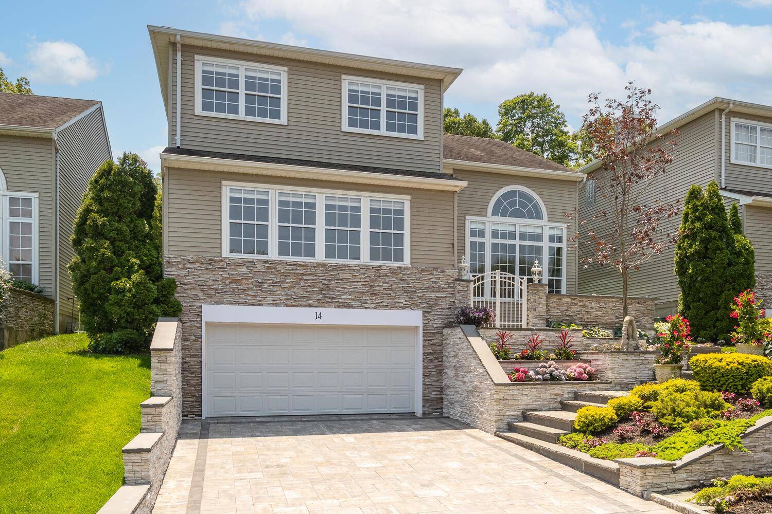 Immaculate Alton Model with Luxury Upgrades amp ; Resort Style Amenities Nestled within an exclusive 24 7 gated community, this meticulously maintained Alton Model offers an exceptional blend of luxury, ...