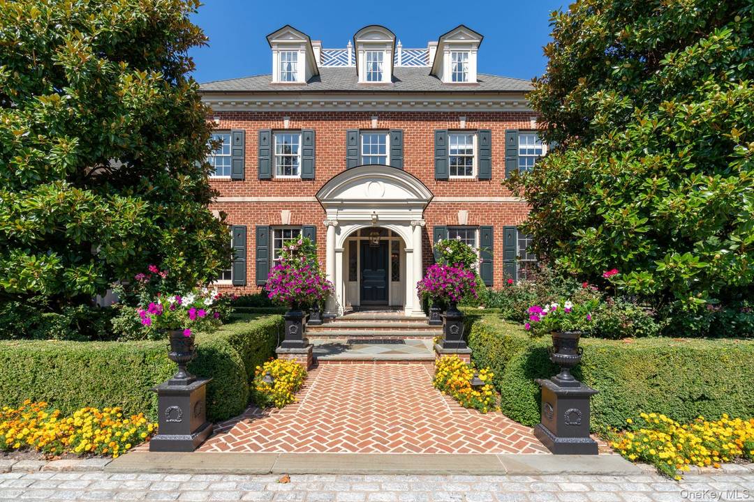 Built by Kean Development with the grandeur of the Gold Coast era in mind, this remarkable Lloyd Harbor estate is a rare offering on Long Island s North Shore.