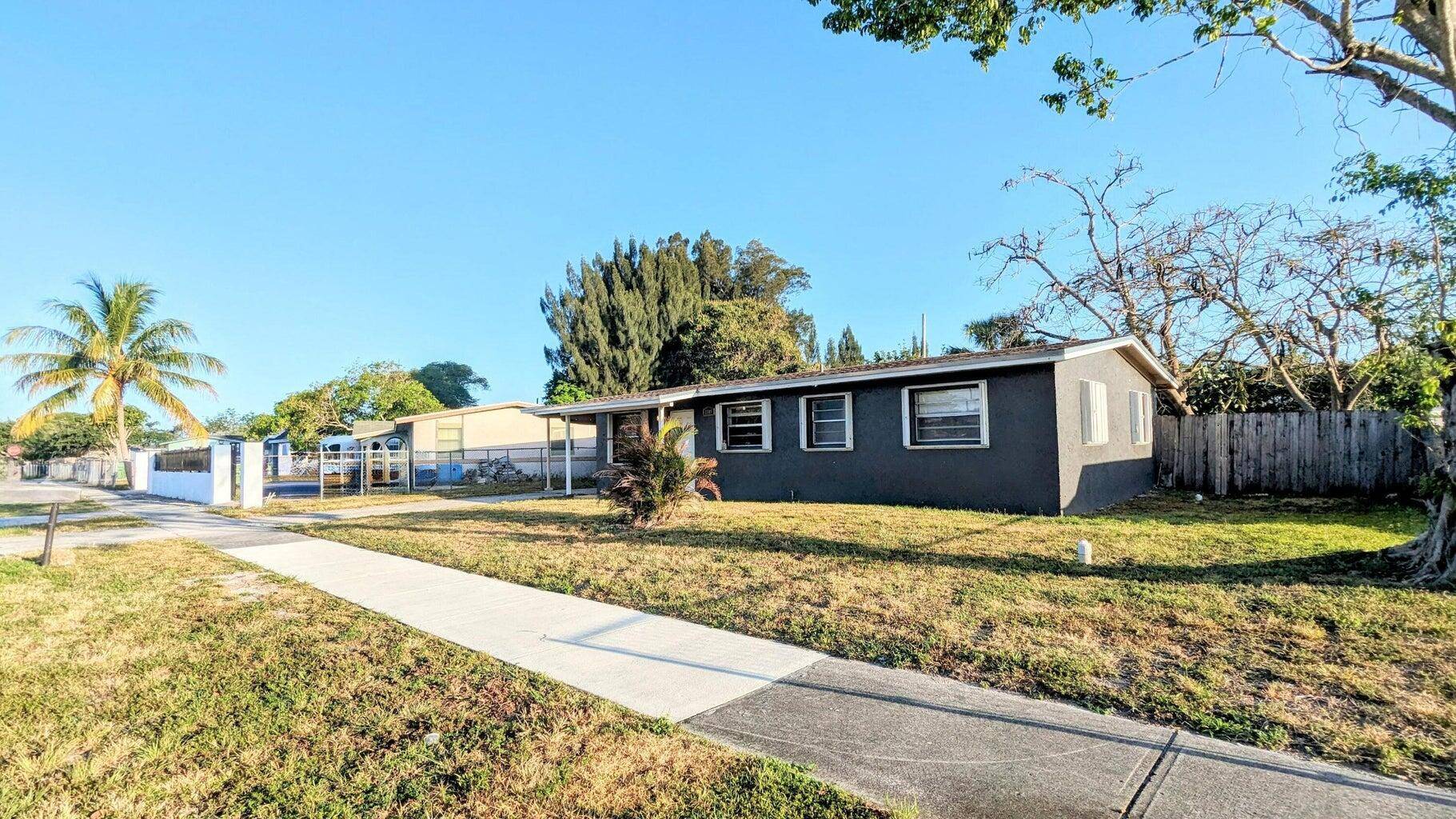Step into the heart of Fort Lauderdale and embrace unparalleled location with this awesome single family residence.