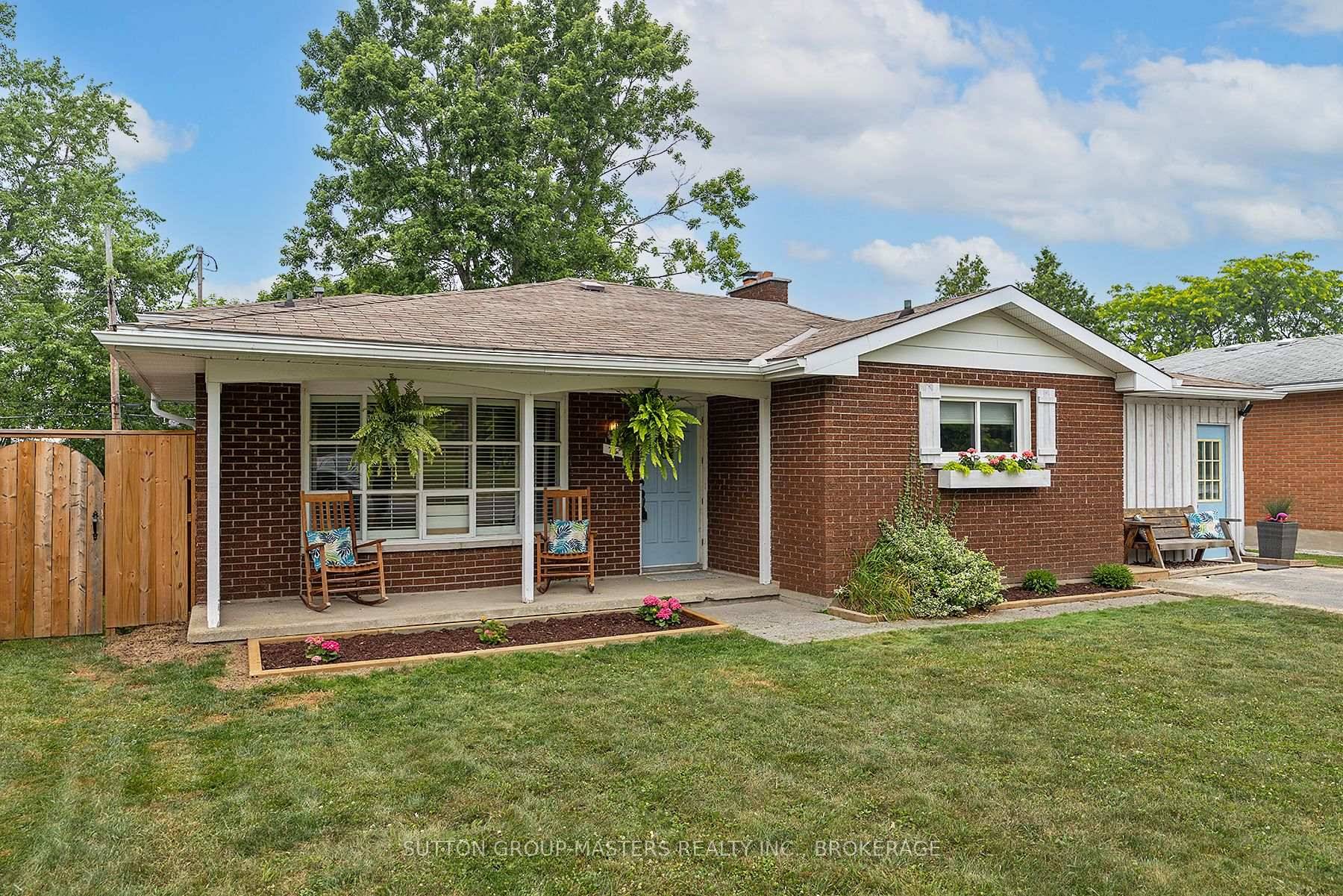 Welcome to 76 Smithfield Crescent, a stunning, fully renovated backsplit home located in one of Kingston's most desirable neighbourhoods, Balsam Grove, situated directly across from Smithfield Park.