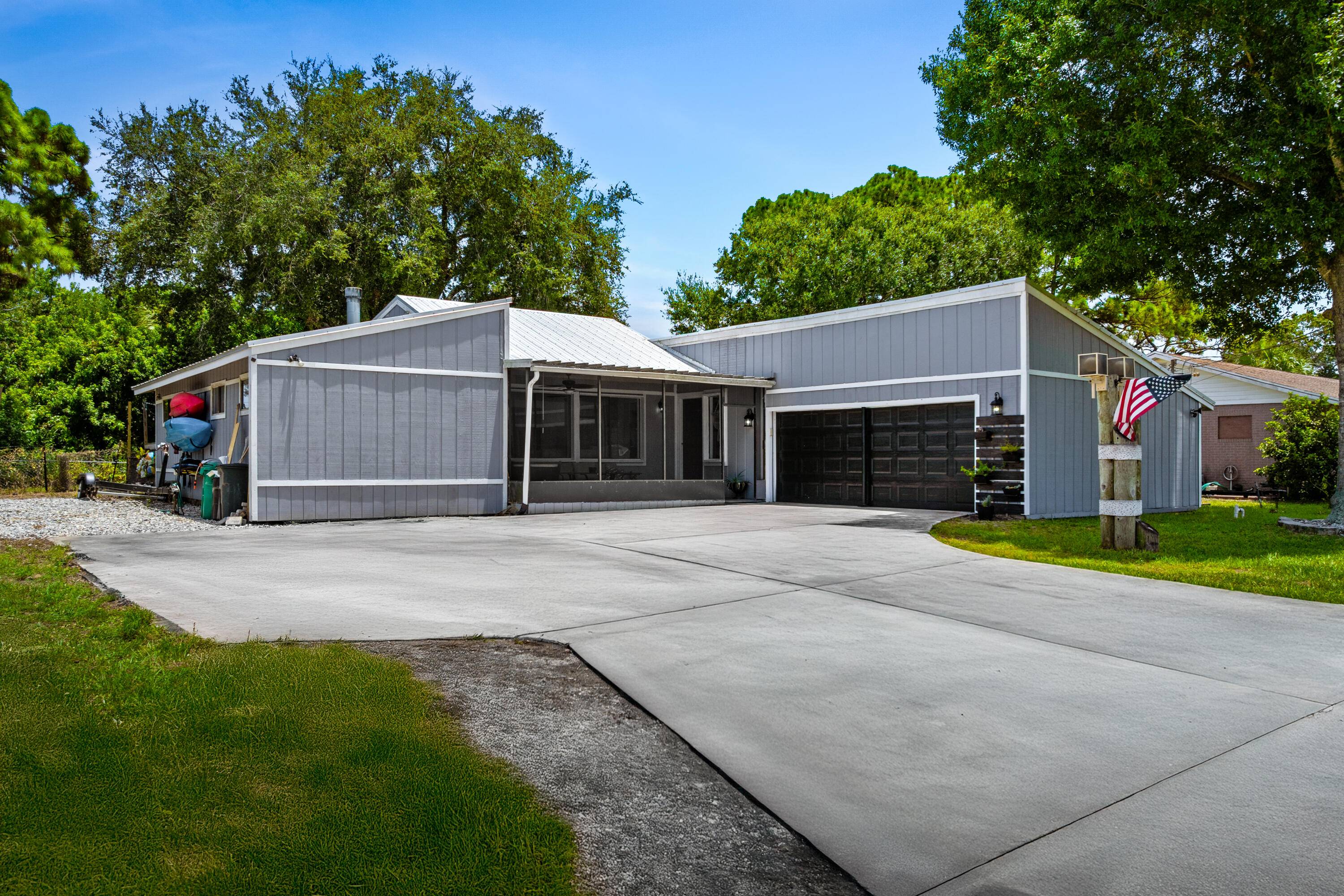 Welcome to this unique 3 bedroom, 2 bathroom Florida home located in the desirable Indian River Estates community !