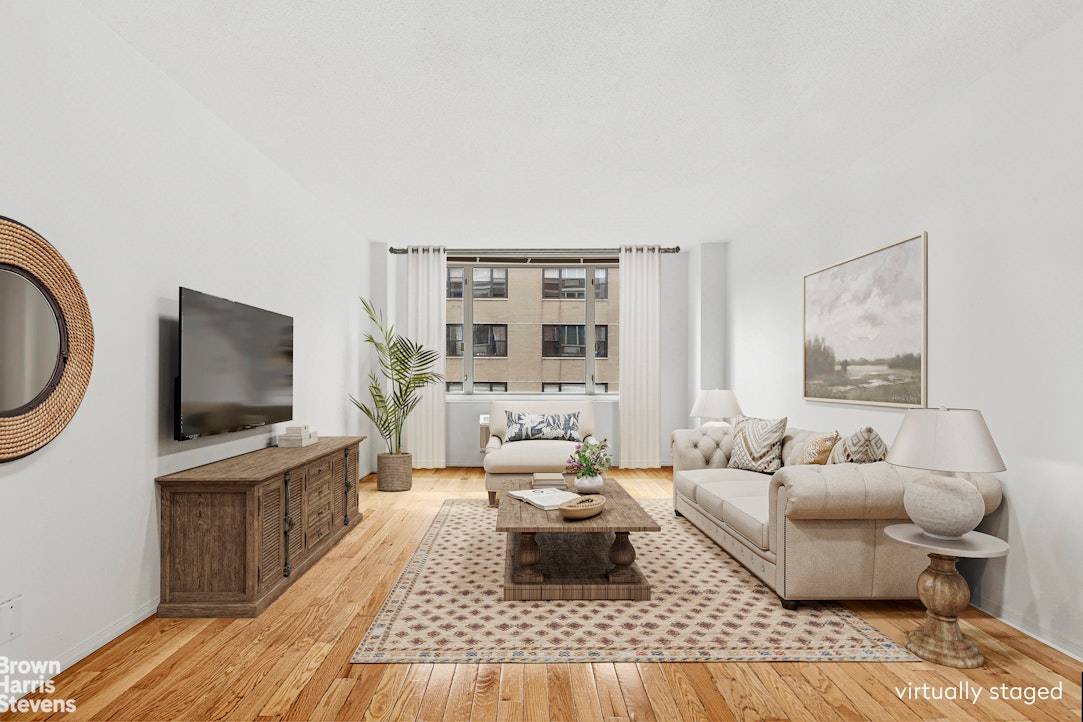 Sunny Corner One Bedroom in Prime Lincoln Square This quiet, sun filled corner unit with southern exposure is a bright and inviting one bedroom, one bath apartment offering the perfect ...