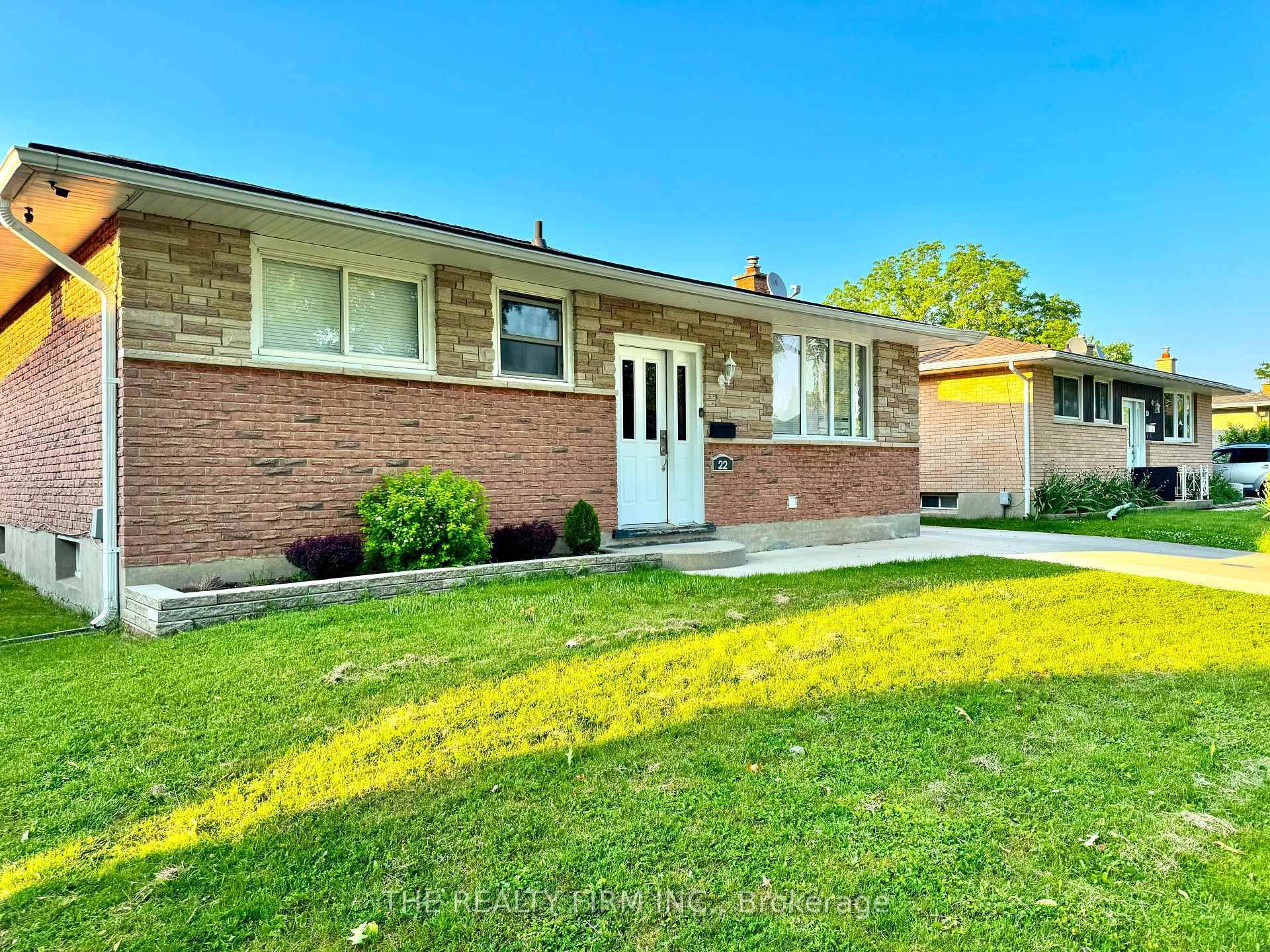 Main floor available for rent at 22 Archer Crescent, London, ON, ideally located near White Oaks Mall and Highway 401.