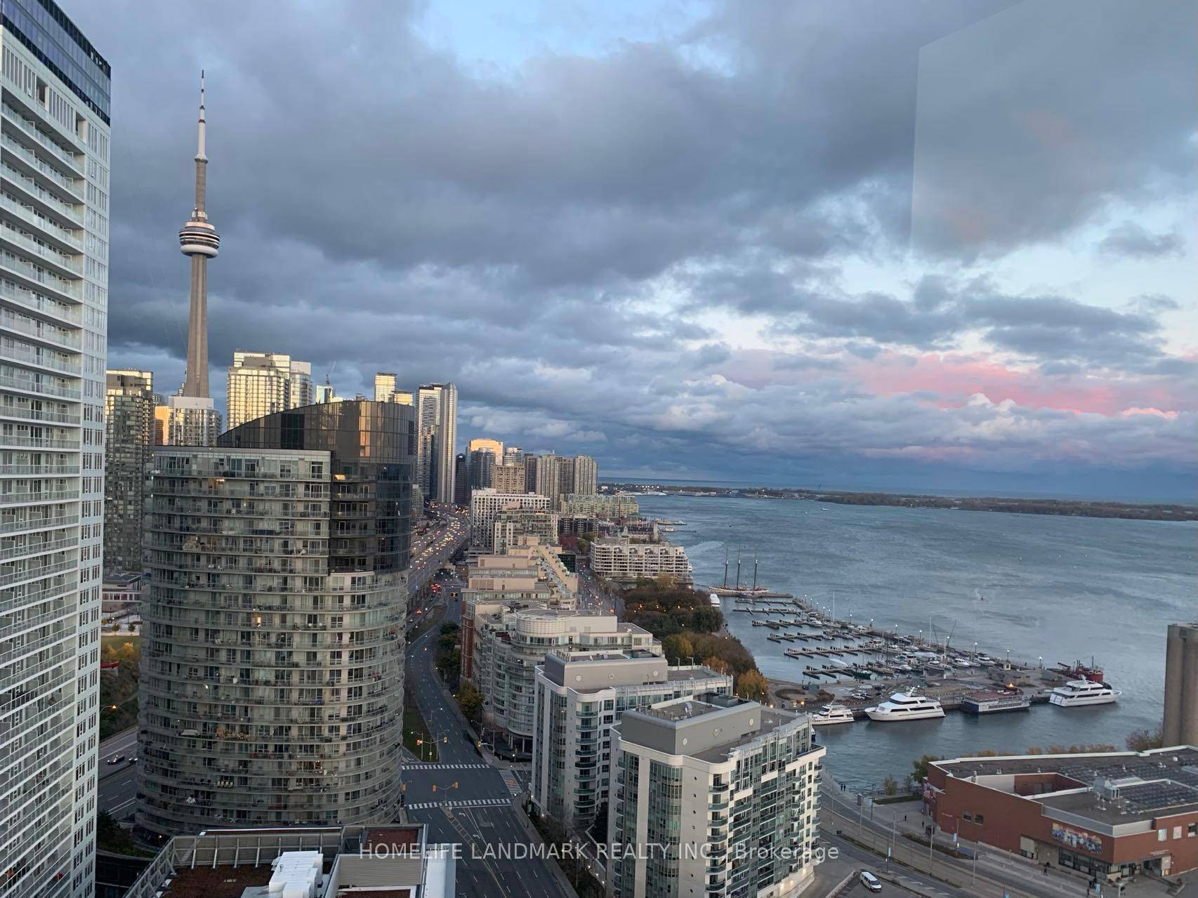 Living in the most desired lakshore community of the City !