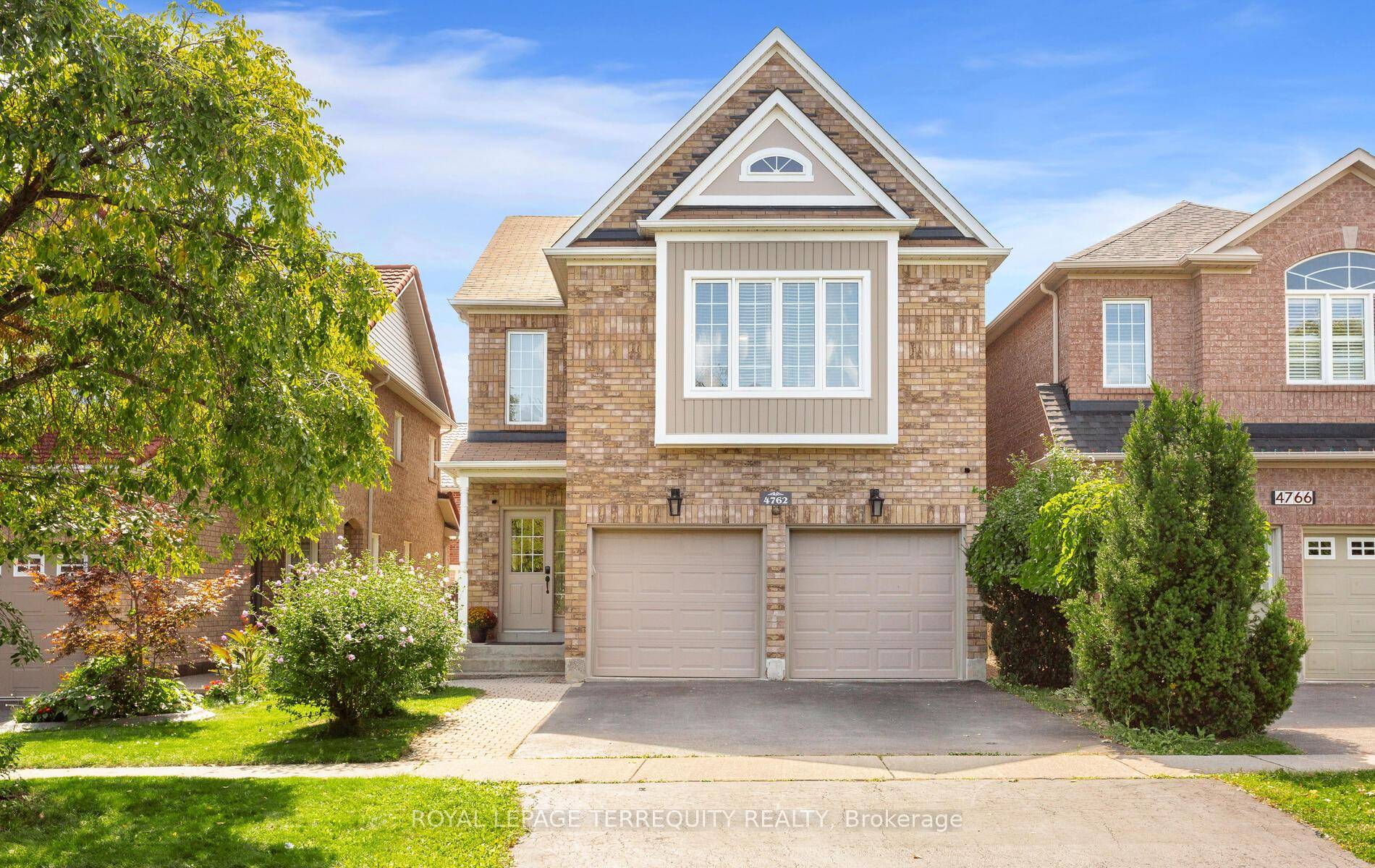 Gorgeous home in central Mississauga 5 minute drive to Square One.