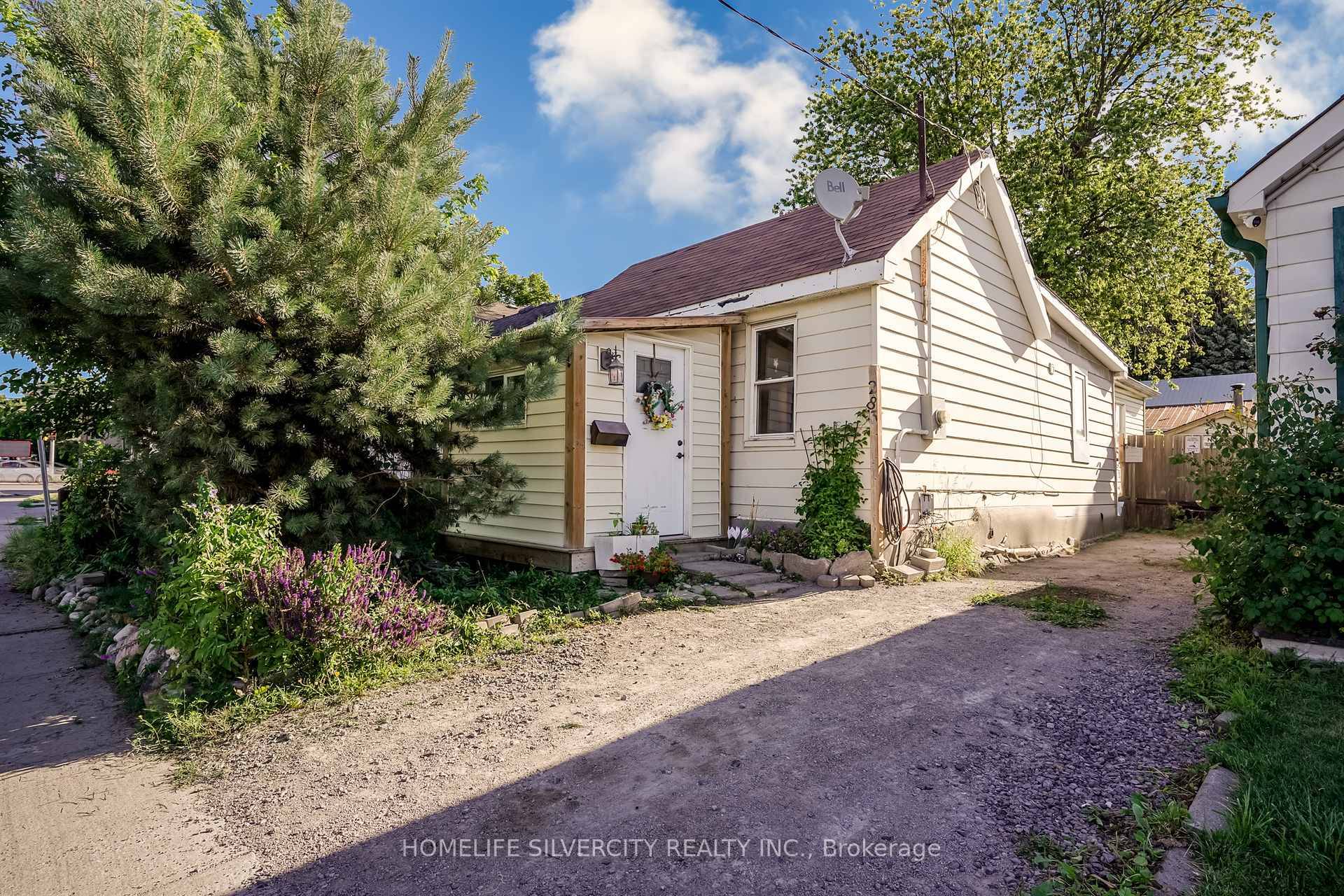 This cozy and affordable 2 bedroom bungalow is in a great, convenient location.