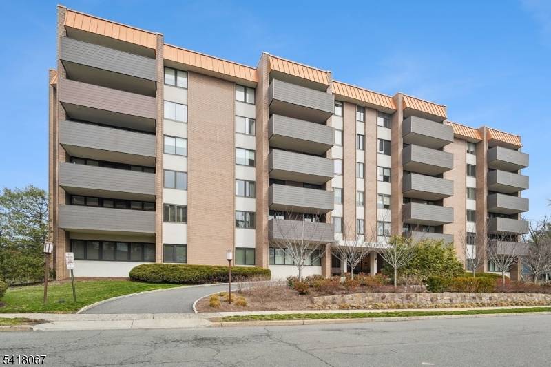 An exceptional opportunity to own a beautifully updated condo in the heart of Summit, just steps from vibrant downtown shops, dining, and the NYC train.