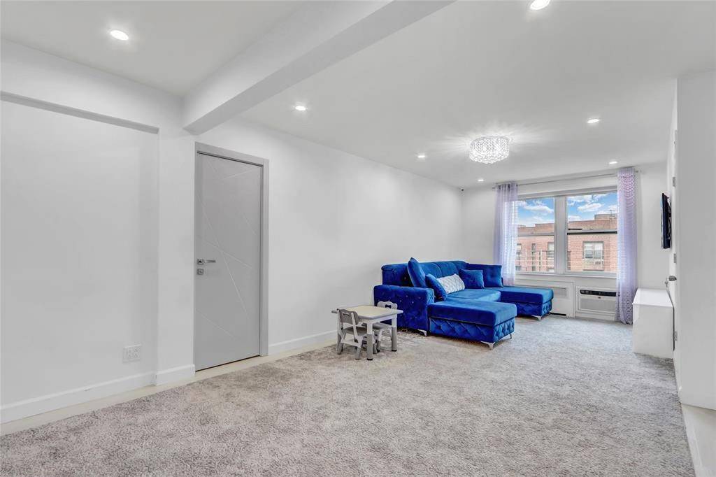 Beautiful excellent condition condo in Forest Hills.