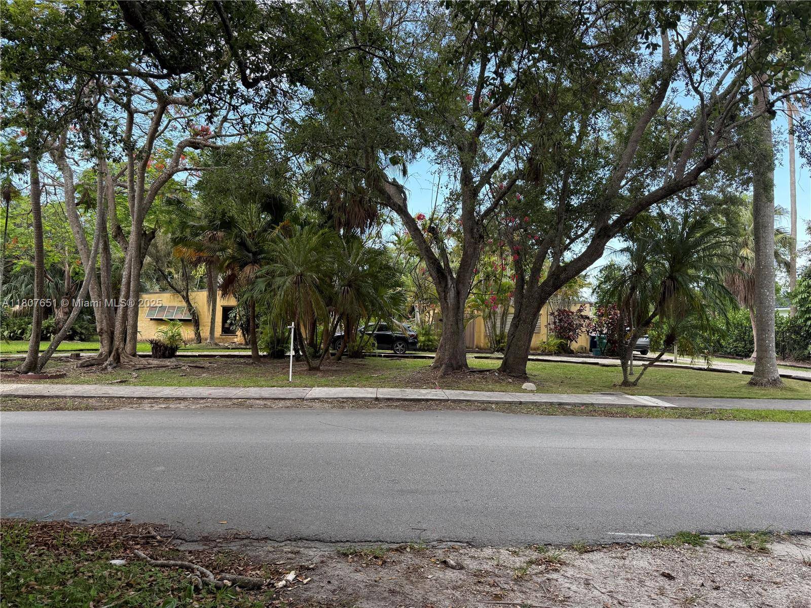 Prime location in North Pinecrest.
