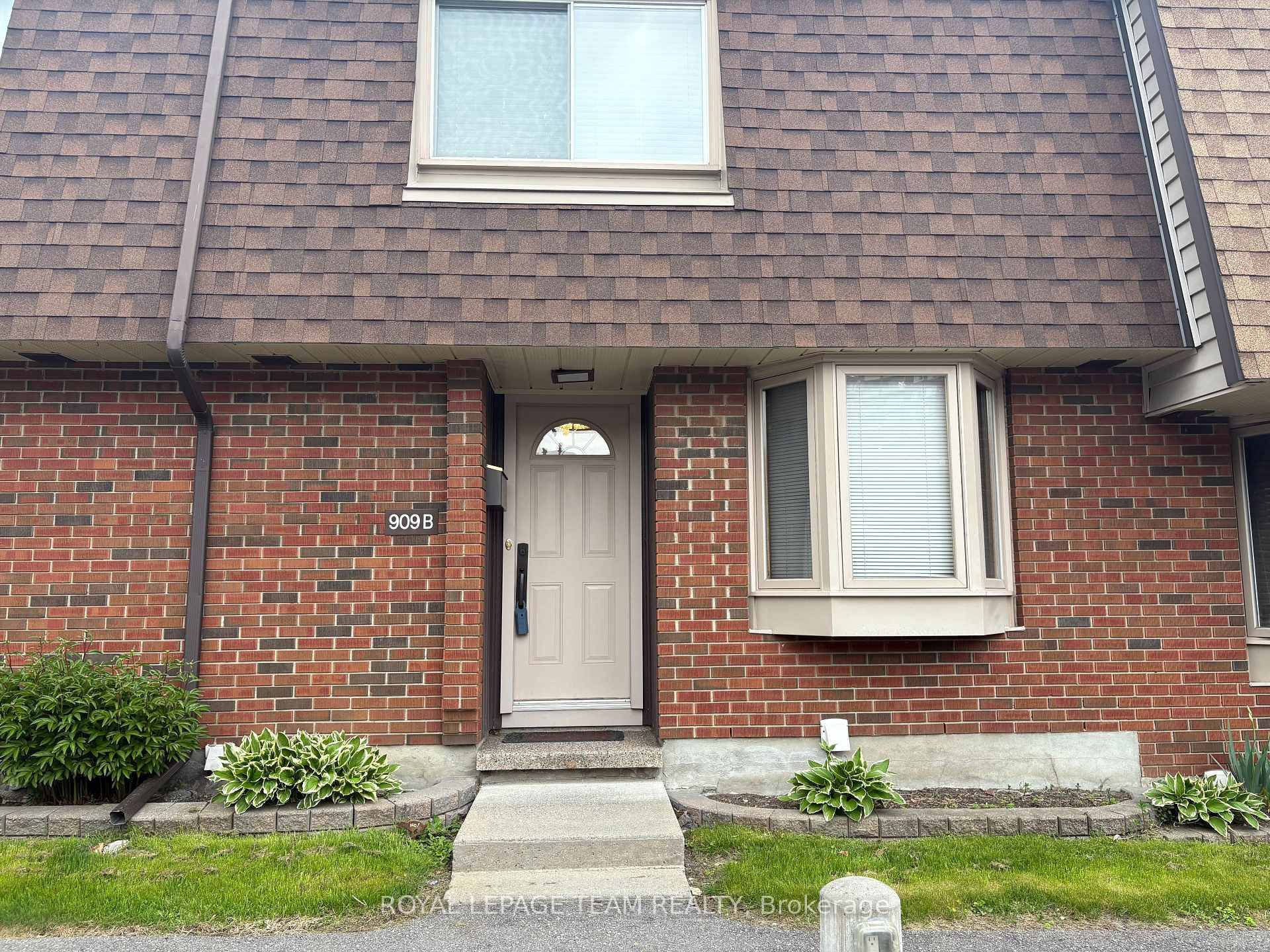 Located in Beacon Hill South, this bright, spacious home offers easy access to shopping, transit, and schools.