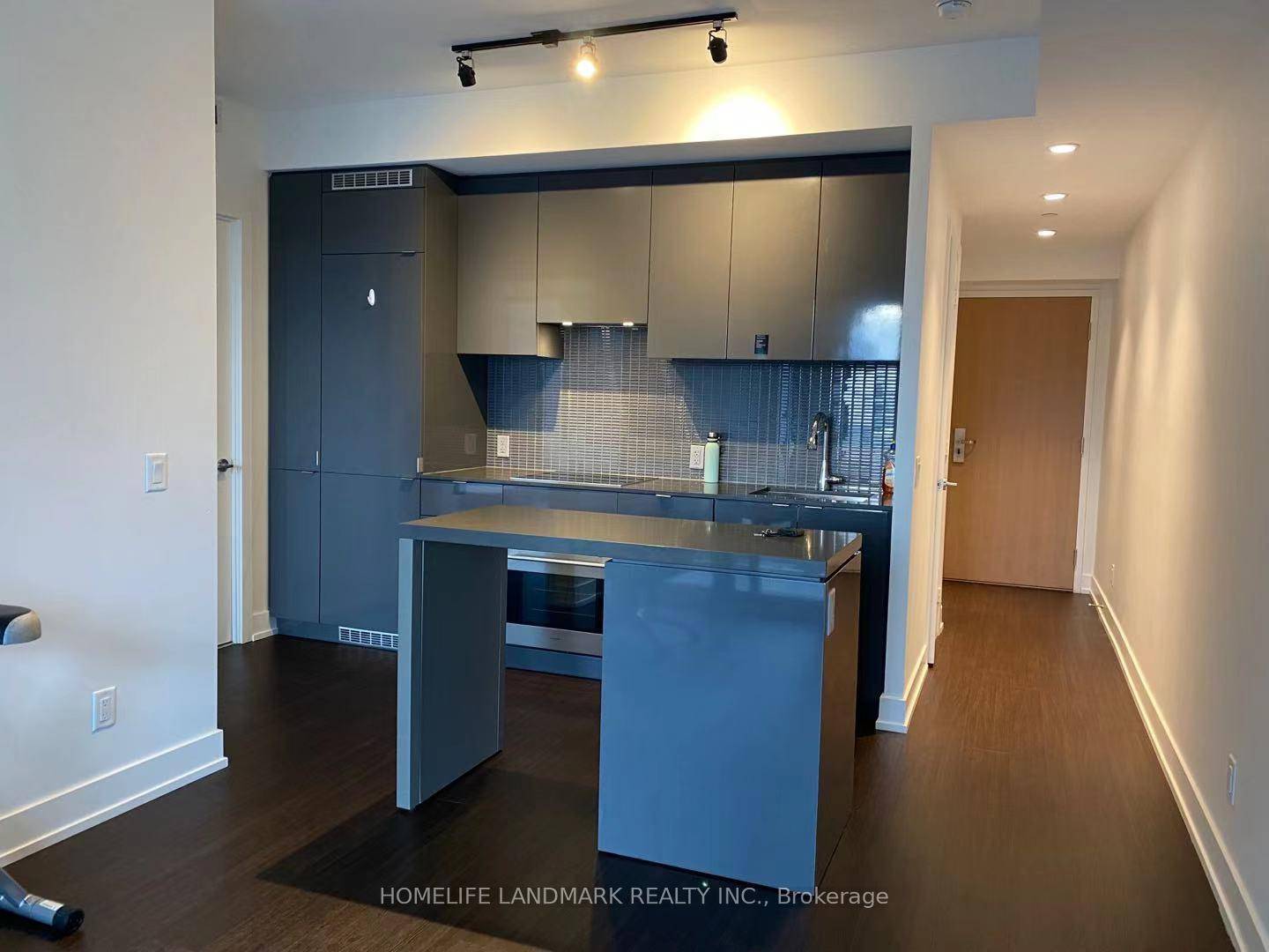 Stunning 6 Year New Luxury 1 Bed Condo.