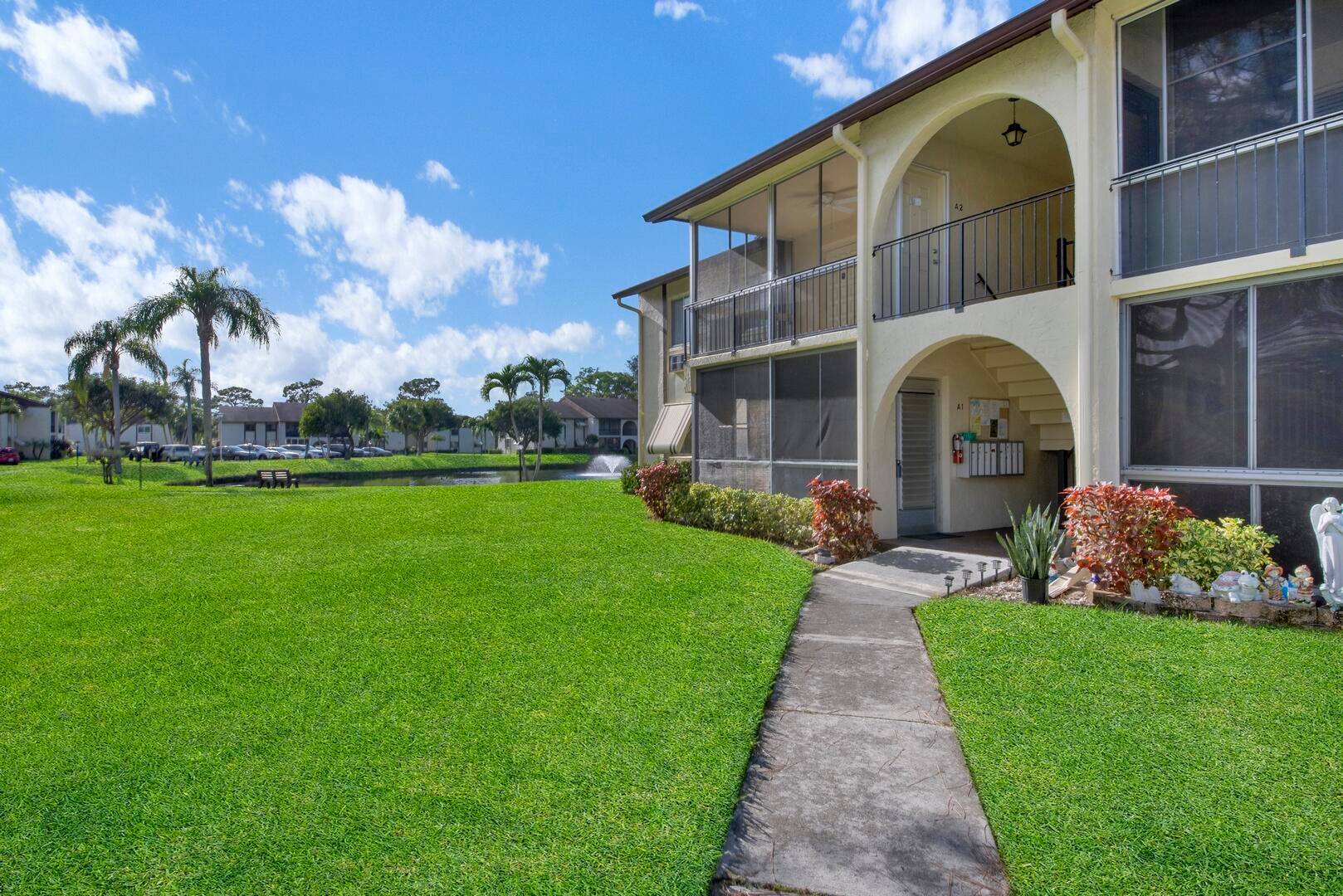 Enjoy this lovely 1 bedroom 1 bath condo located in this quaint community of La Pinata.