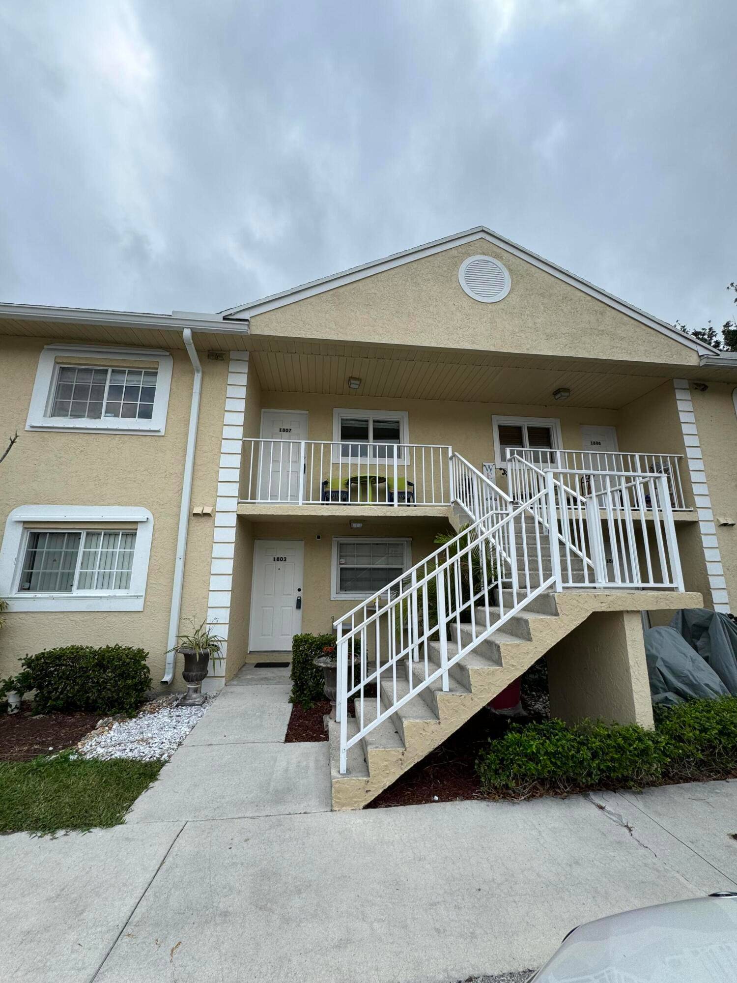 NICELY KEPT SECOND FLOOR UNIT.