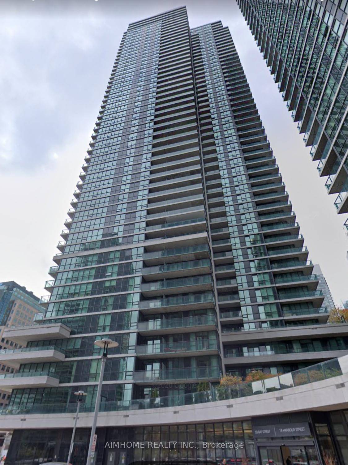 A Bright amp ; Spacious 1 Bedroom Den Unit In The Heart Of Downtown Toronto, Fantastic Location With Steps To Lakefront, Union Station, Financial District, Stores And Restaurants.