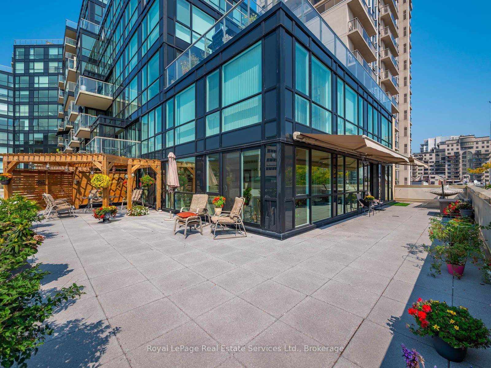 Welcome to the luxurious Harbourview Residences in prime downtown Burlington with spectacular views of Lake Ontario !