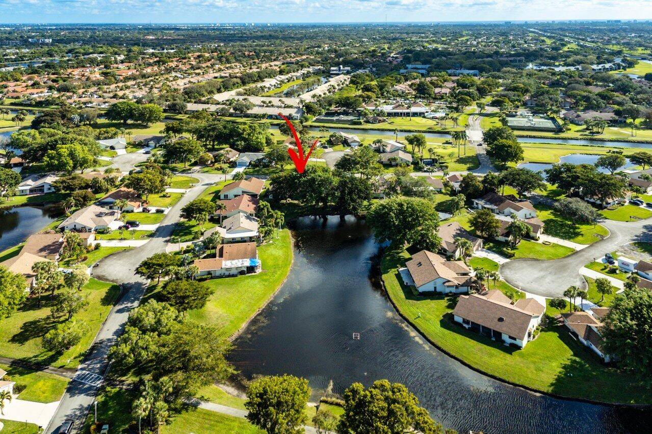 Sensational Private Lakefront home w Picturesque Sunsets Vaulted Ceilings Hurricane Shutters Throughout Almost 2, 300 sf of living space Voted one of top Executive Golf Courses in Florida, Boca Delray ...