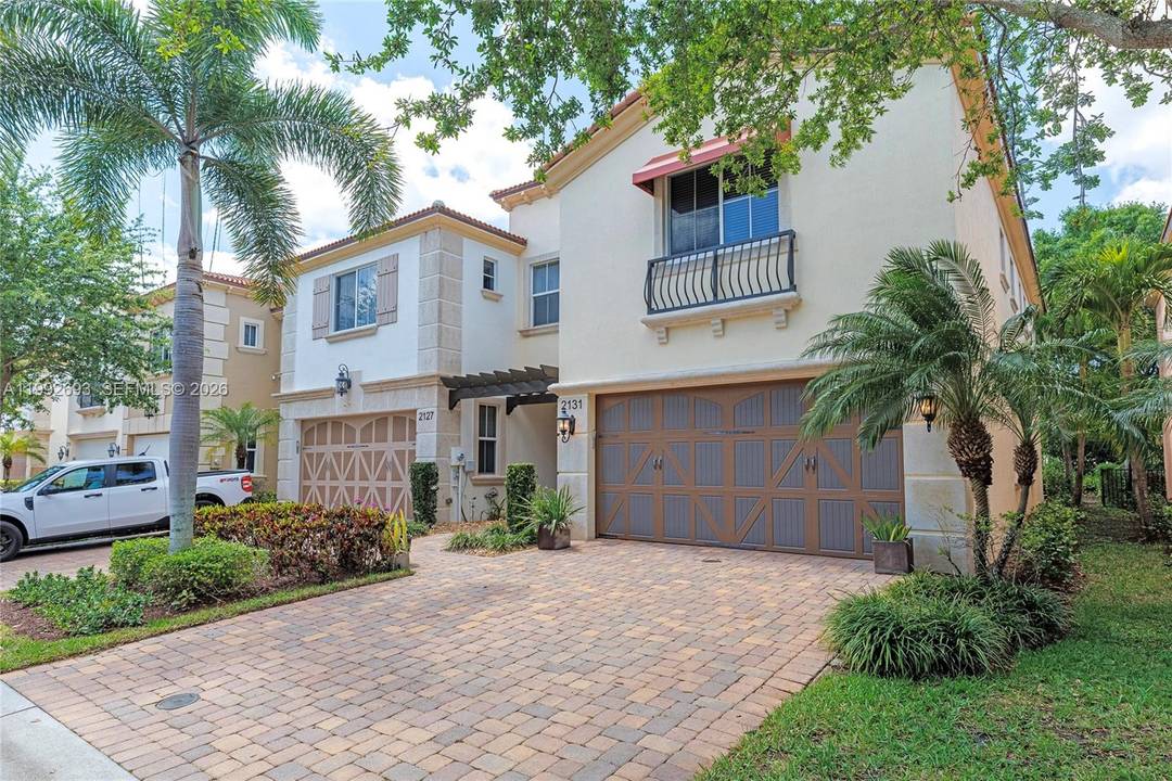 Beautiful lakefront townhome in the desirable community of Oakton Preserve in WPB.