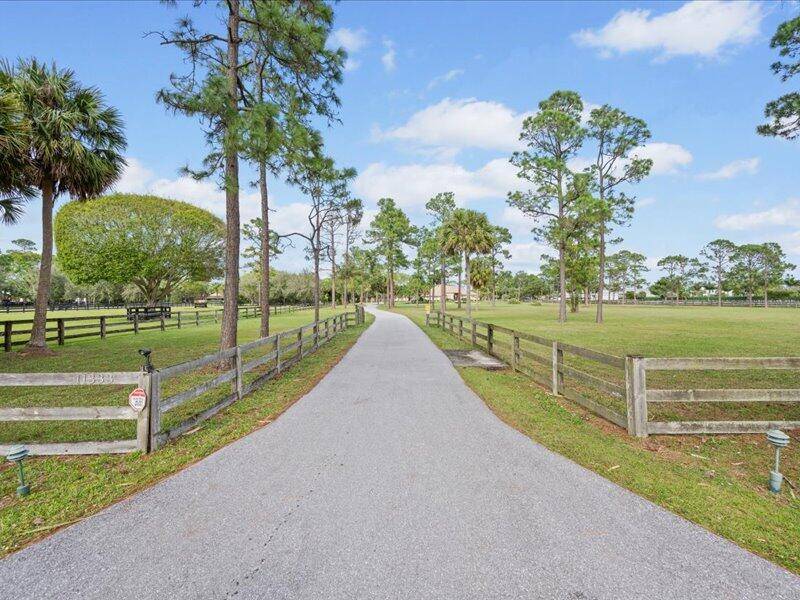 Stunning equestrian estate right in the heart of Wellington !