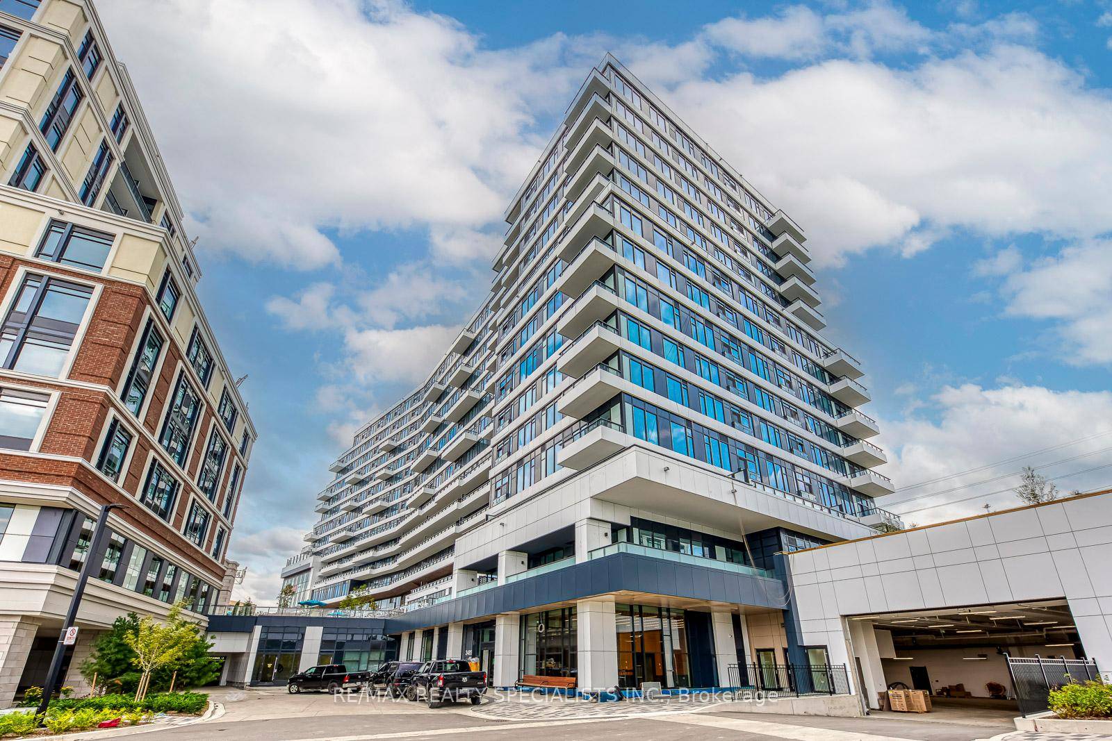 Welcome To This Spacious, Sun Filled 827 Sq Ft Condo Located On The 10th Floor Of A Newly Built Daniels Development.