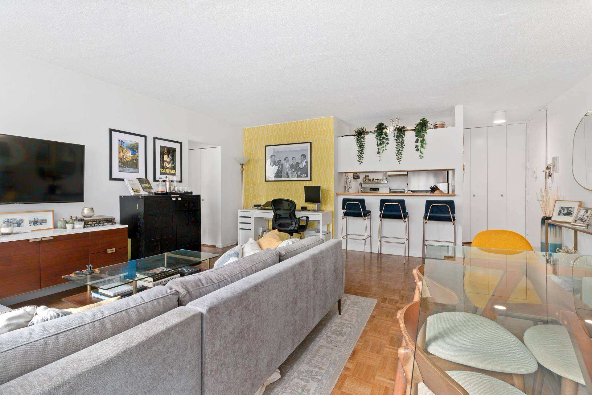 Large 1 bedroom condo for rent with an Open kitchen, with Stainless Steel Appliances, generous closets, hardwood floors, marble bath and northern exposure.