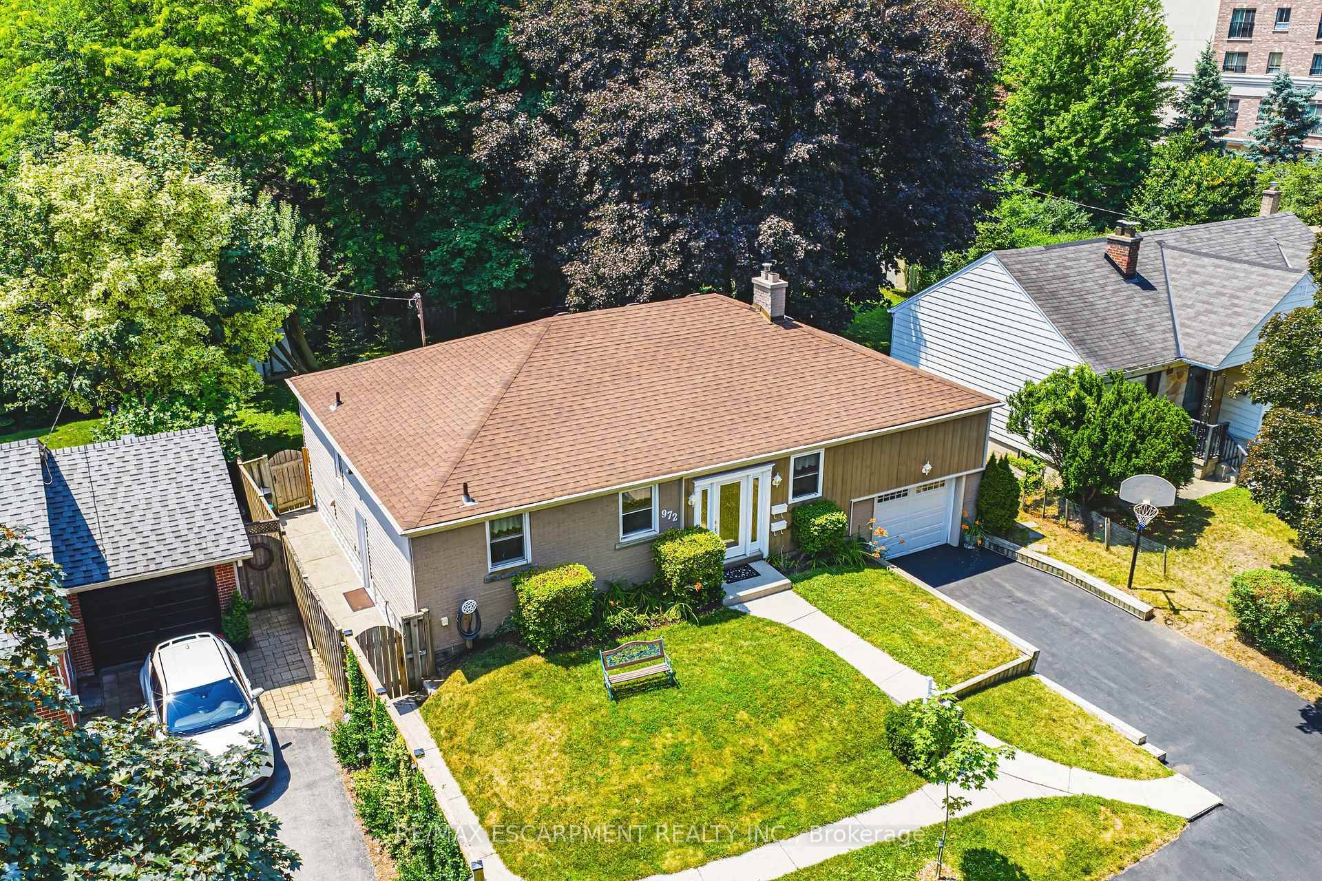 Charming and meticulously maintained bungalow in Burlingtons sought after Aldershot community !