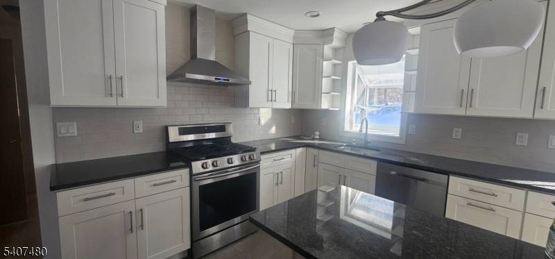 FAYSON LAKES BEAUTY RIGHT AROUND THE CORNER FROM MAIN BEACH and all the FUN !