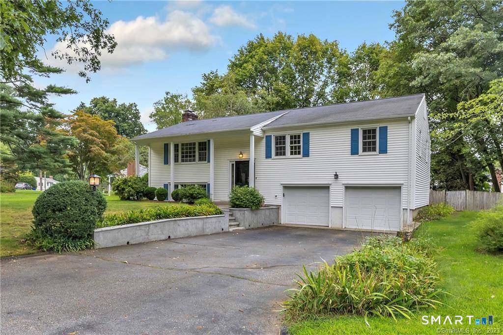 Located in the desirable Cranbury neighborhood of Norwalk, Connecticut, 4 Cranbury Woods Road is an immaculate 4 5 bedroom home with a fully fenced, level half acre property of lawn, ...