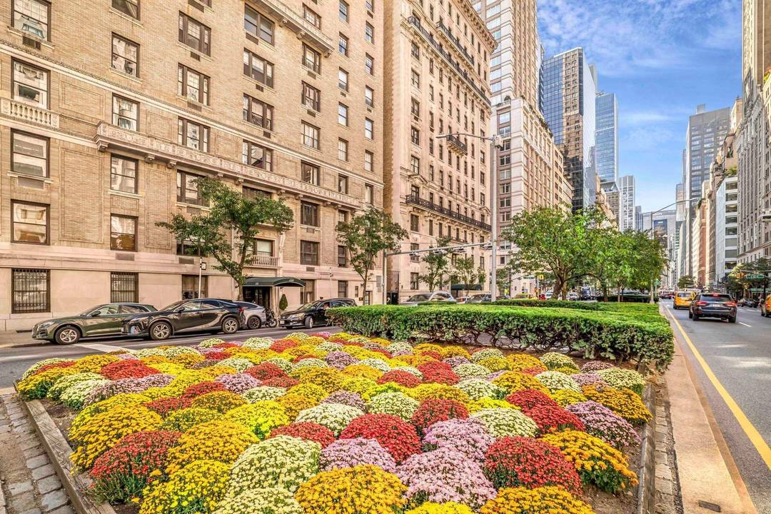 525 Park Avenue Pre War Condominium 12 Rooms The building 525 Park Avenue is situated on Park Avenue and 61st Street, in the heart of one of the most prestigious ...