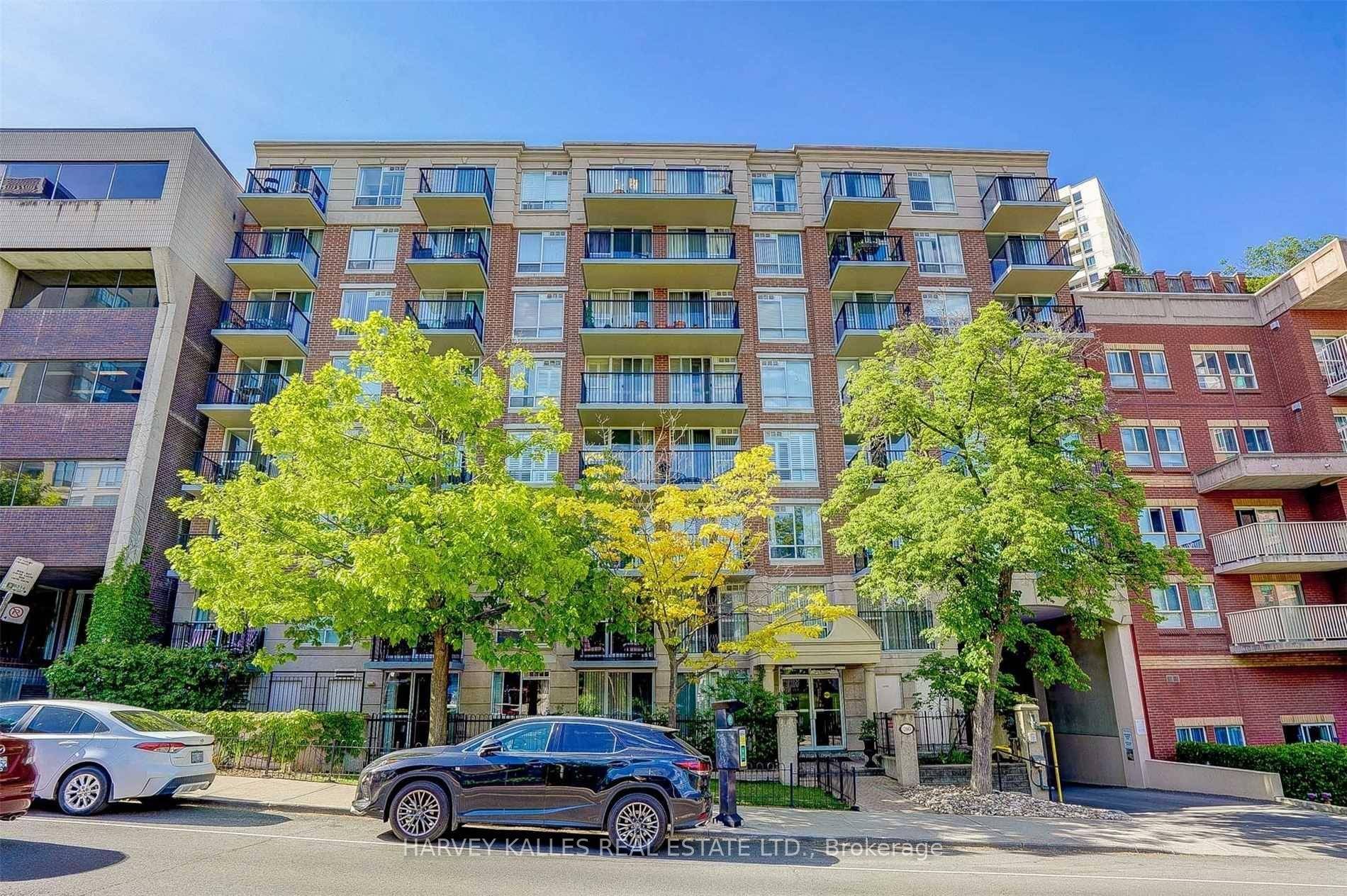 Serenity On Merton ! An Updated 2 Bedroom Suite With A Split Floor Plan amp ; 2 Full Washrooms.