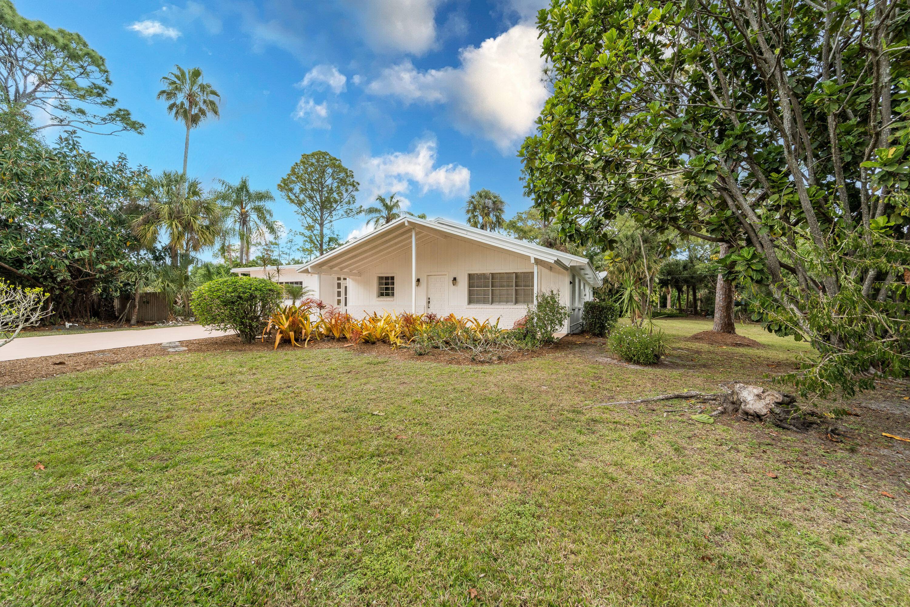 JUPITER FARMS RARE CBS, POOL, CORNER LOT, FRESHLY PAINTED EXTERIOR AND INTERIOR.