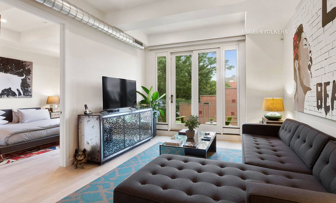 SLEEK DOWNTOWN CONDO Move in ready mint one bedroom with outdoor space.