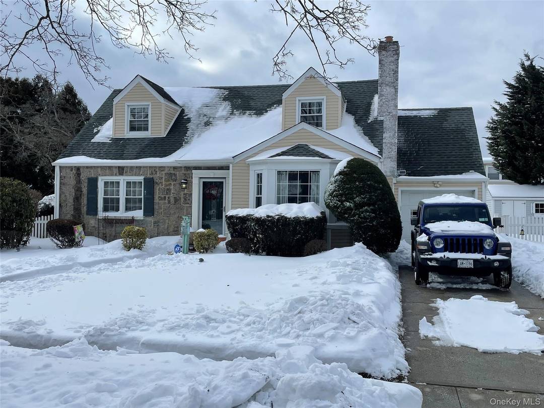 Lovely Well maintained dormered cape.