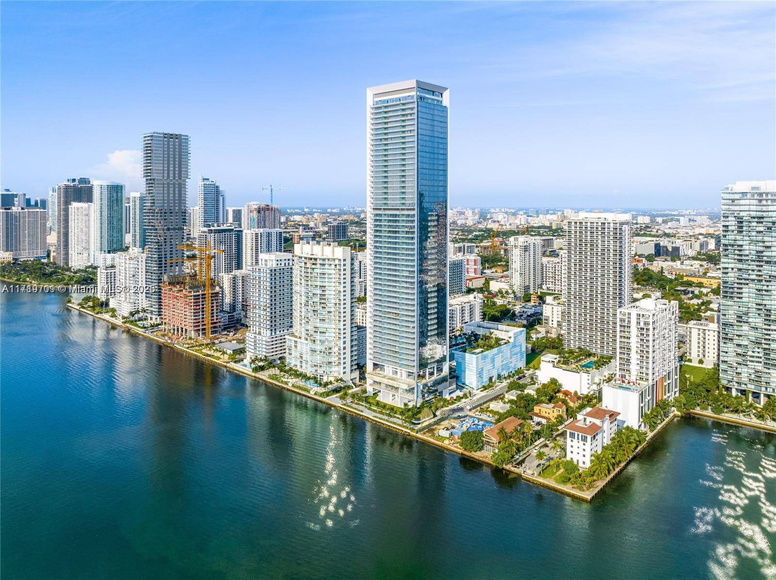 NEVER Occupied, NEW BUILDING, Espectacular corner unit offers 3 offers bedrooms Den that can double as small fourth bedroom with bathroom and 4.