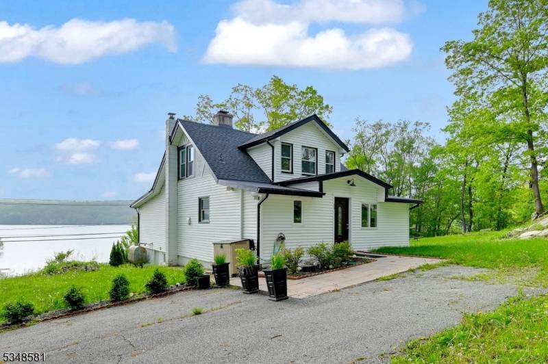 This 3 bedroom 2 bathroom home features all modern amenities a bright, beautifully open spacious layout, drenched in inviting sunlight, overlooking the lake its endless opportunities for excitement or tranquility.