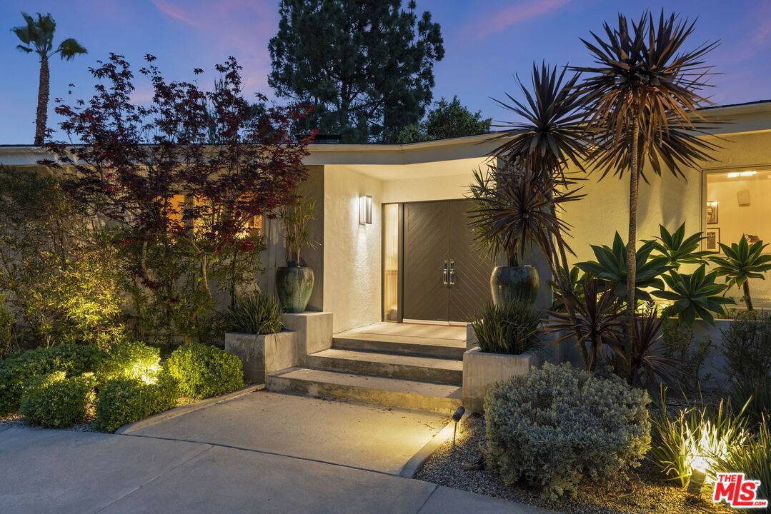 8410   Edwin Dr 4BR Hollywood Hills East La