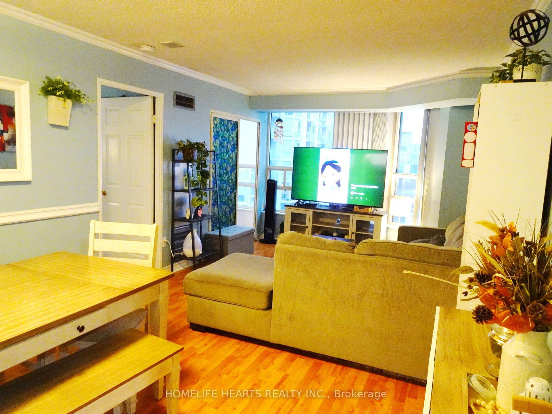 Well Maintain, Bright, Sunny Rooms.