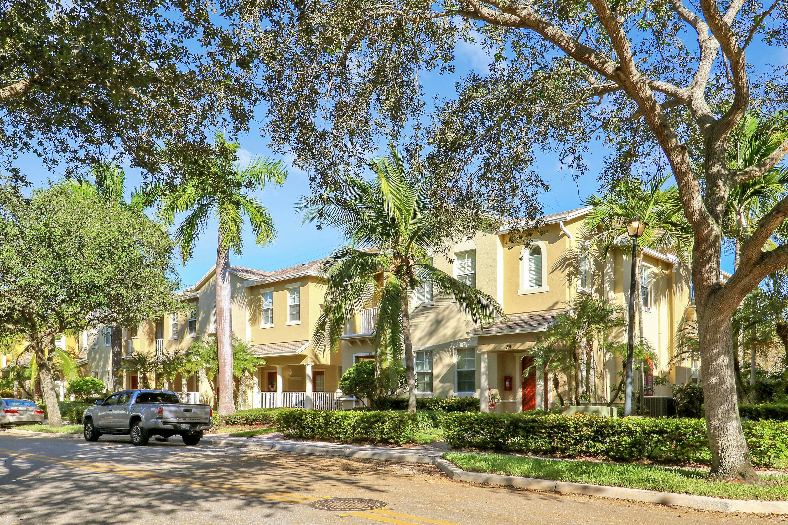 This unit is truly move in ready at Sandpiper Cove at Botanica !