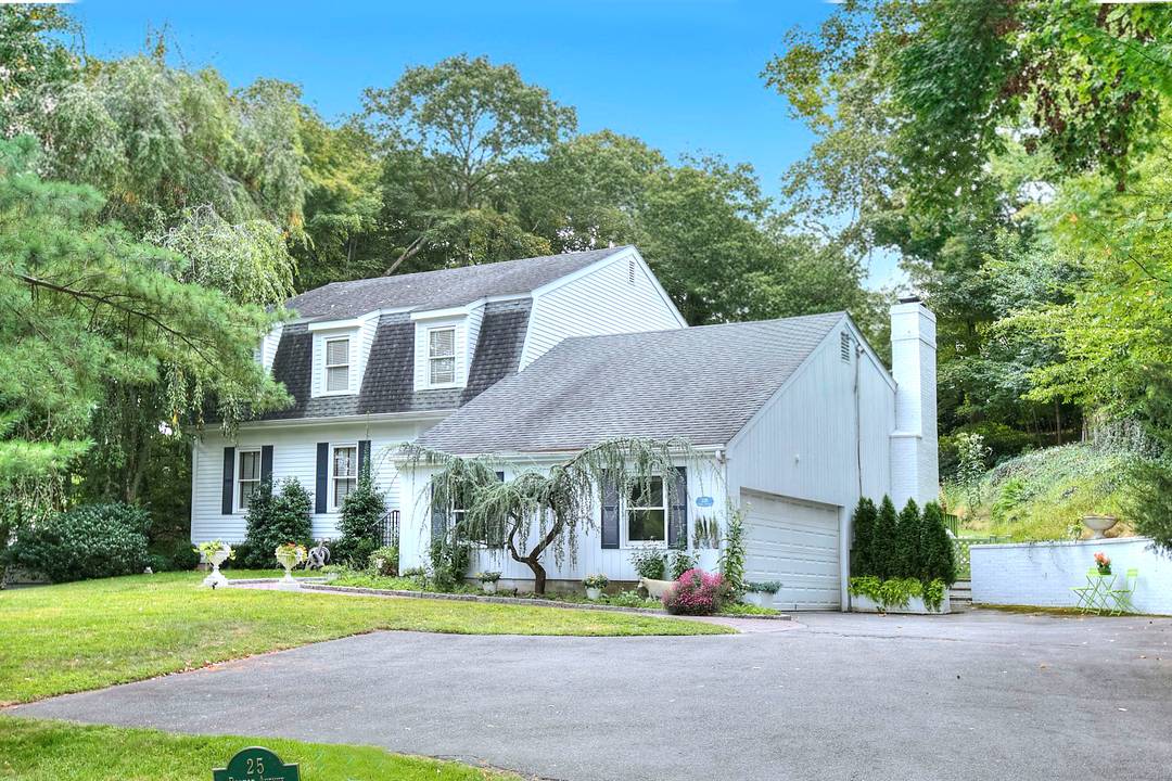 Welcome to 25 Pequot Avenue a beautifully appointed 3 bedroom, 21 2 bath colonial offering approx.