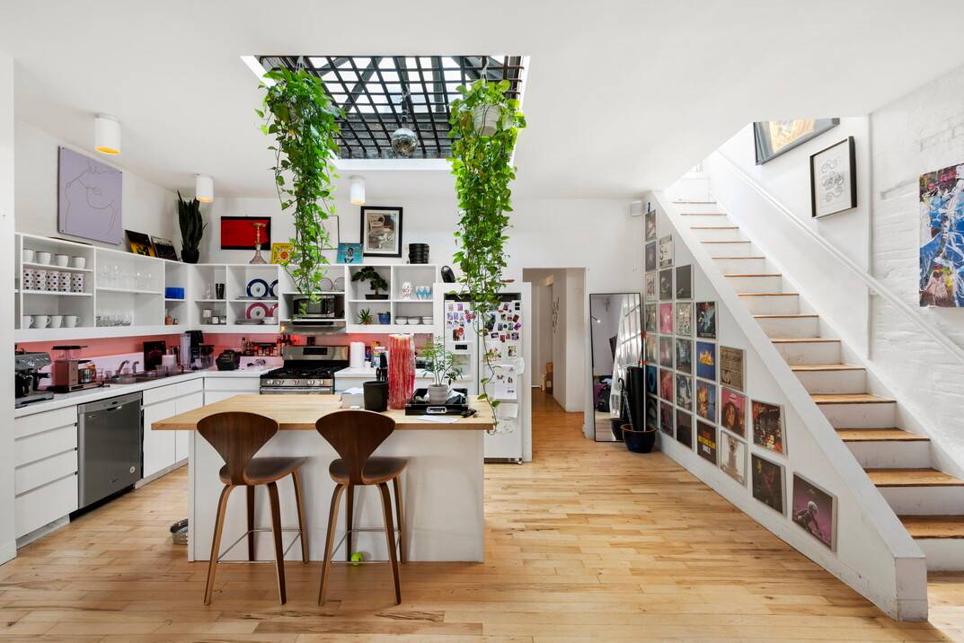 AVAILABLE FROM OCTOBER 1, 2025 THRU JUNE 30, 2026 PRISTINE PENTHOUSE LOFT IN PRIME SOHO Welcome to your new home !