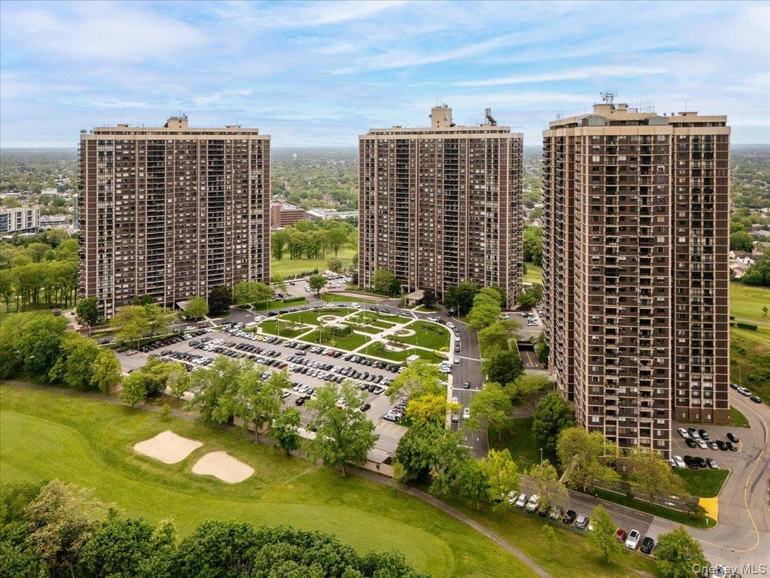 Presenting the magnificent 2 bedroom, 3 Bath corner apartment 30N with high in the sky breathtaking, unobstructed panoramic views of the Manhattan Skyline, the Throgs Neck Bridge, Tri States, Golf ...