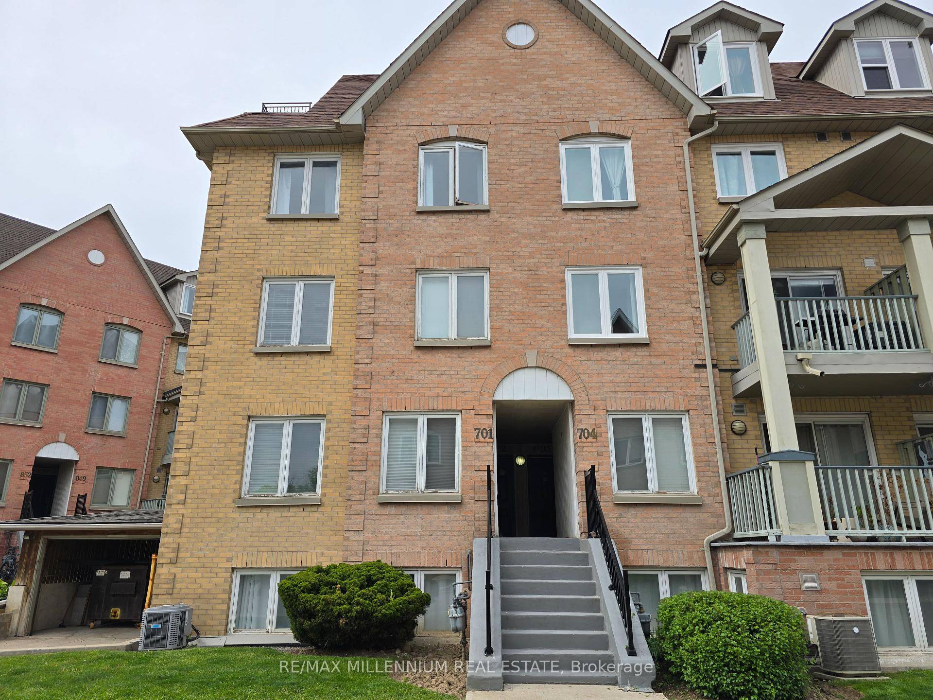 Welcome to Unit 701 75 Weldrick Rd E, a bright and spacious 3 bed, 3 bath corner townhome a sought after Richmond Hill community.