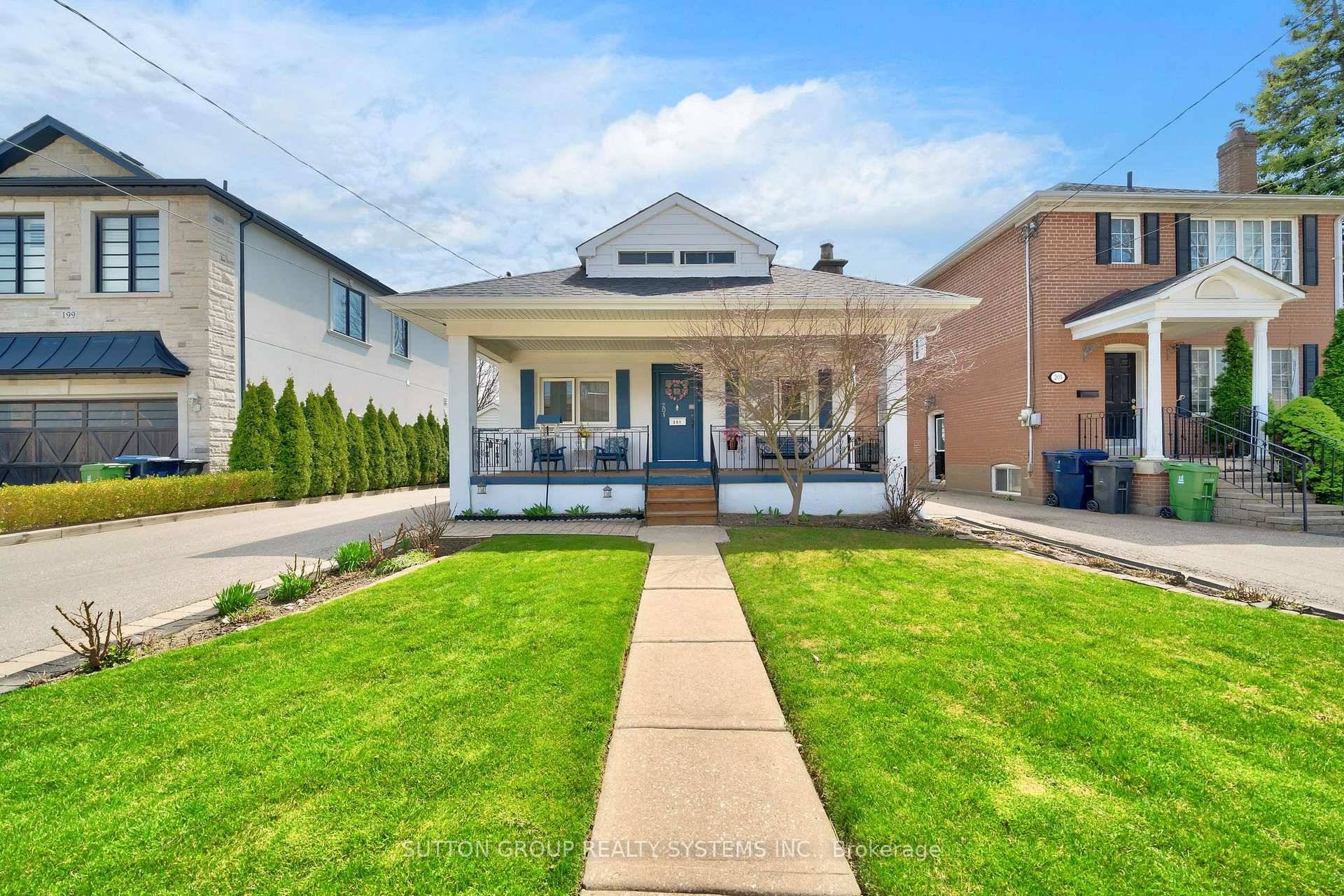 Exceptional Opportunity in the Prestigious Lansing Westgate Neighbourhood !