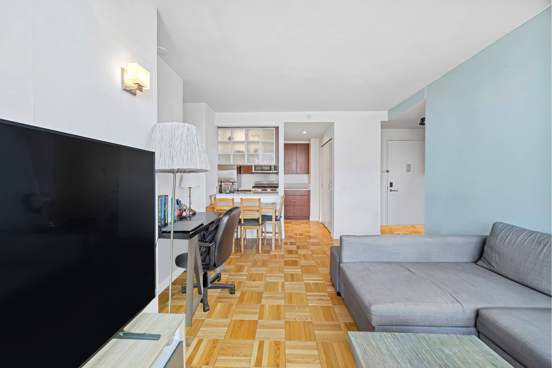 Perched high on the 27th floor of a luxury full service building, this spacious alcove studio with pocket door dividers offers breathtaking open views, modern finishes, and a flexible layout ...