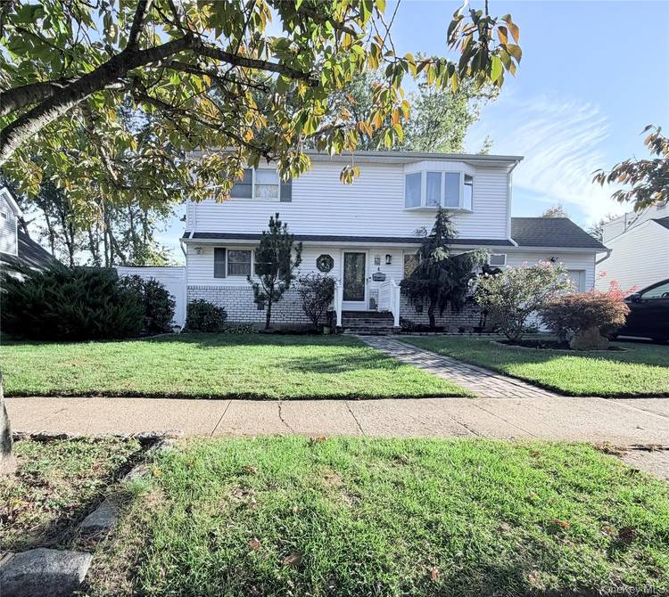 Welcome to 4 Colonial Drive in Farmingdale !