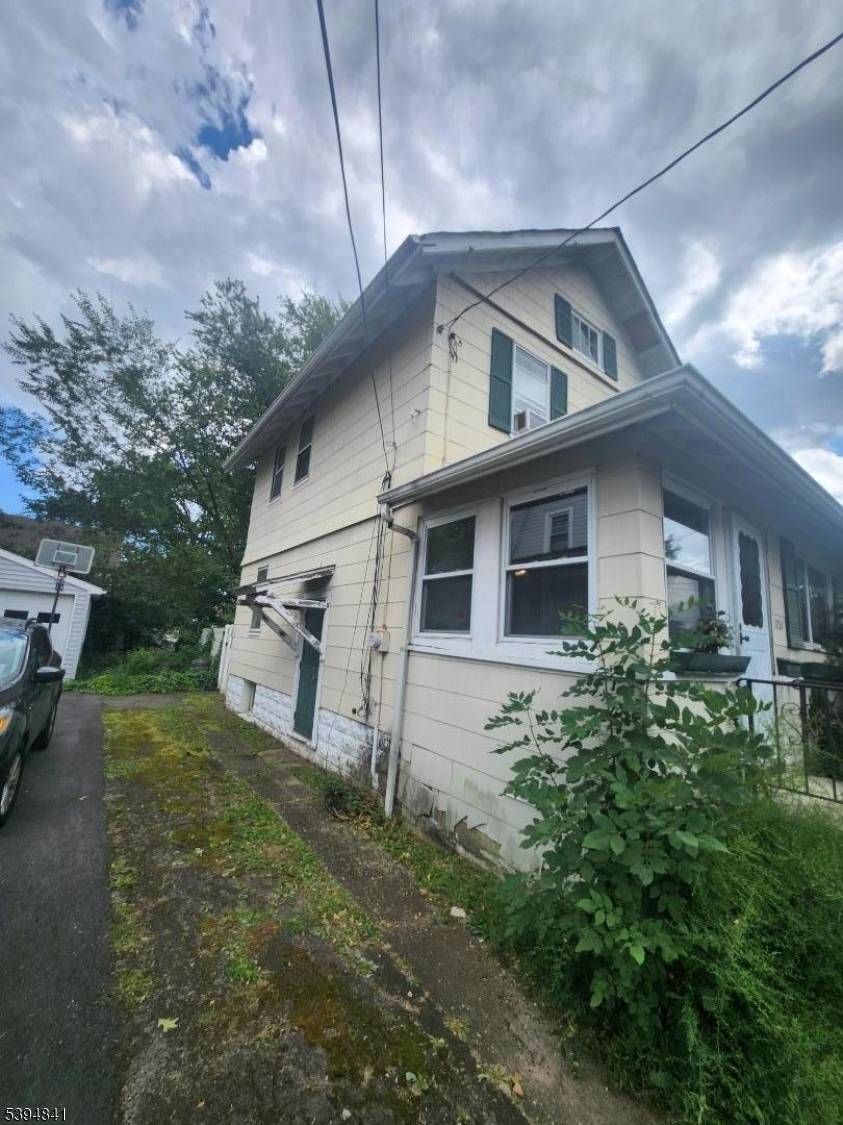 Attention Investors ! 2BR 1BA home.