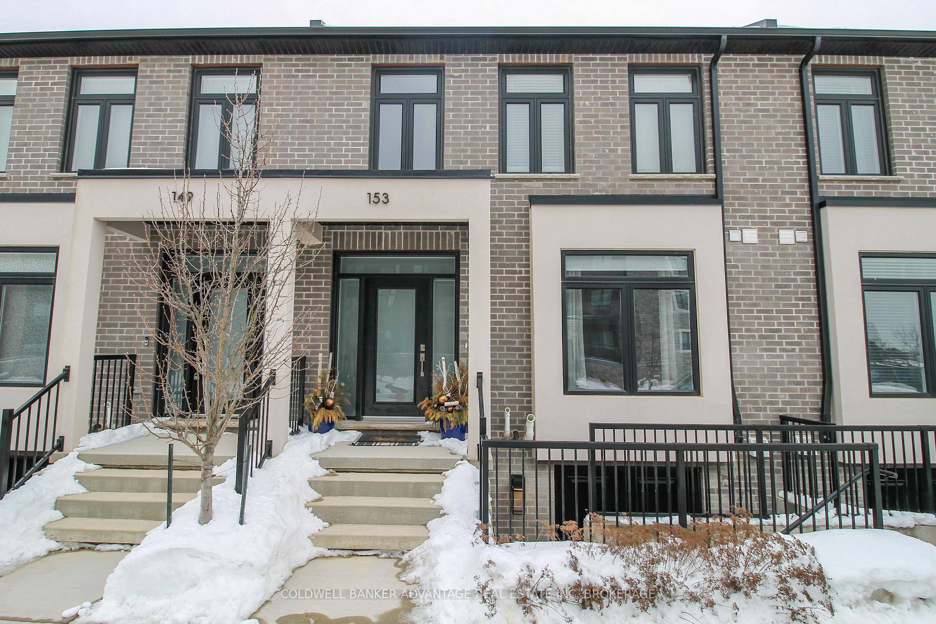 New Luxury Freehold Townhouse in a Prime Fonthill Location !