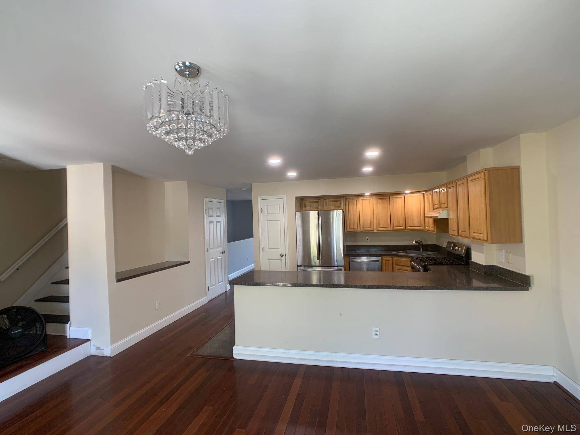 Fabulous, bright 3 bedroom, 2 1 2 bathroom owner s duplex unit with a private backyard and roof terrace just 1 2 block to the beach and boardwalk.