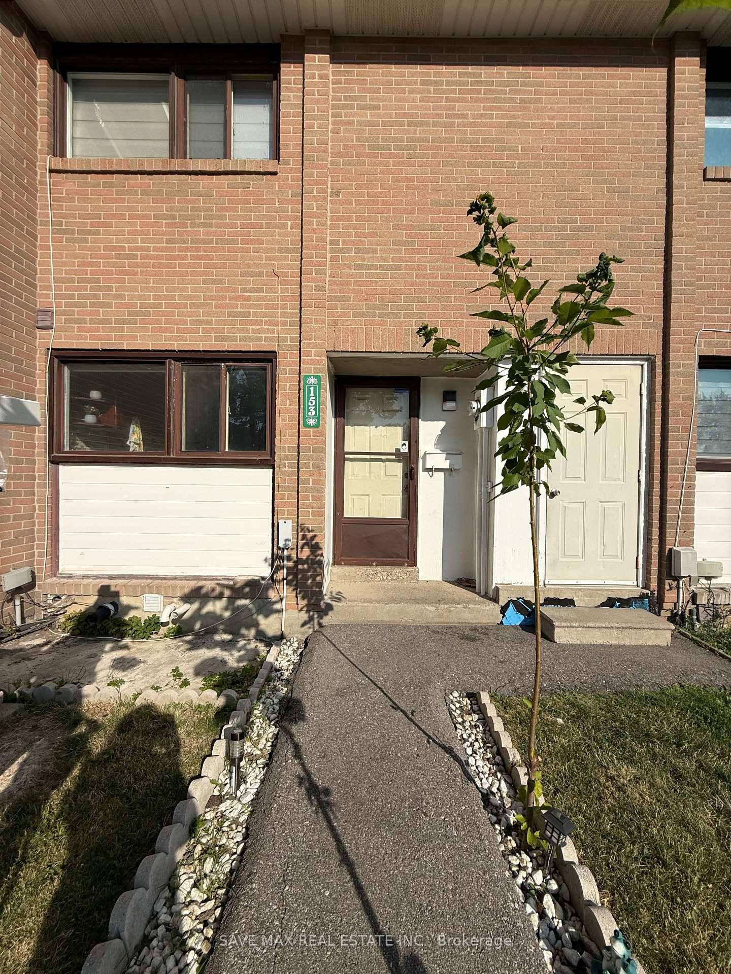 Welcome to 153 Fleetwood Crescent, a well maintained and move in ready 2 storey townhome located in one of Bramptons most convenient neighbourhoods.