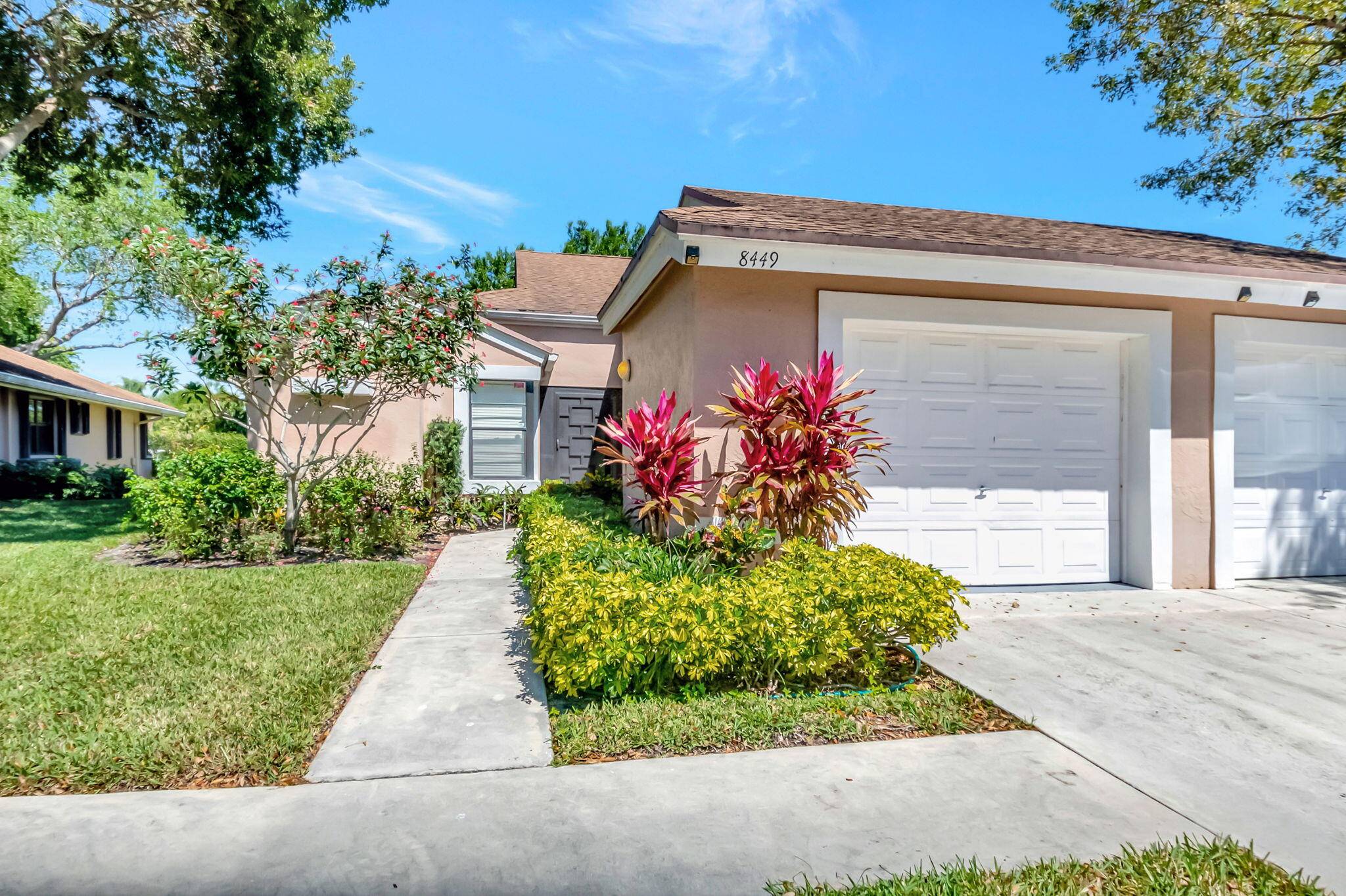 WELCOME HOME TO YOUR BEAUTIFUL REGAL MODEL IN WHISPER WALK LOCATION LOCATION.