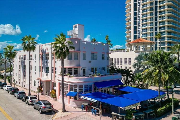 Ocean Front Condo Hotel with sidewalk cafe in Miami Beach's hottest spot !